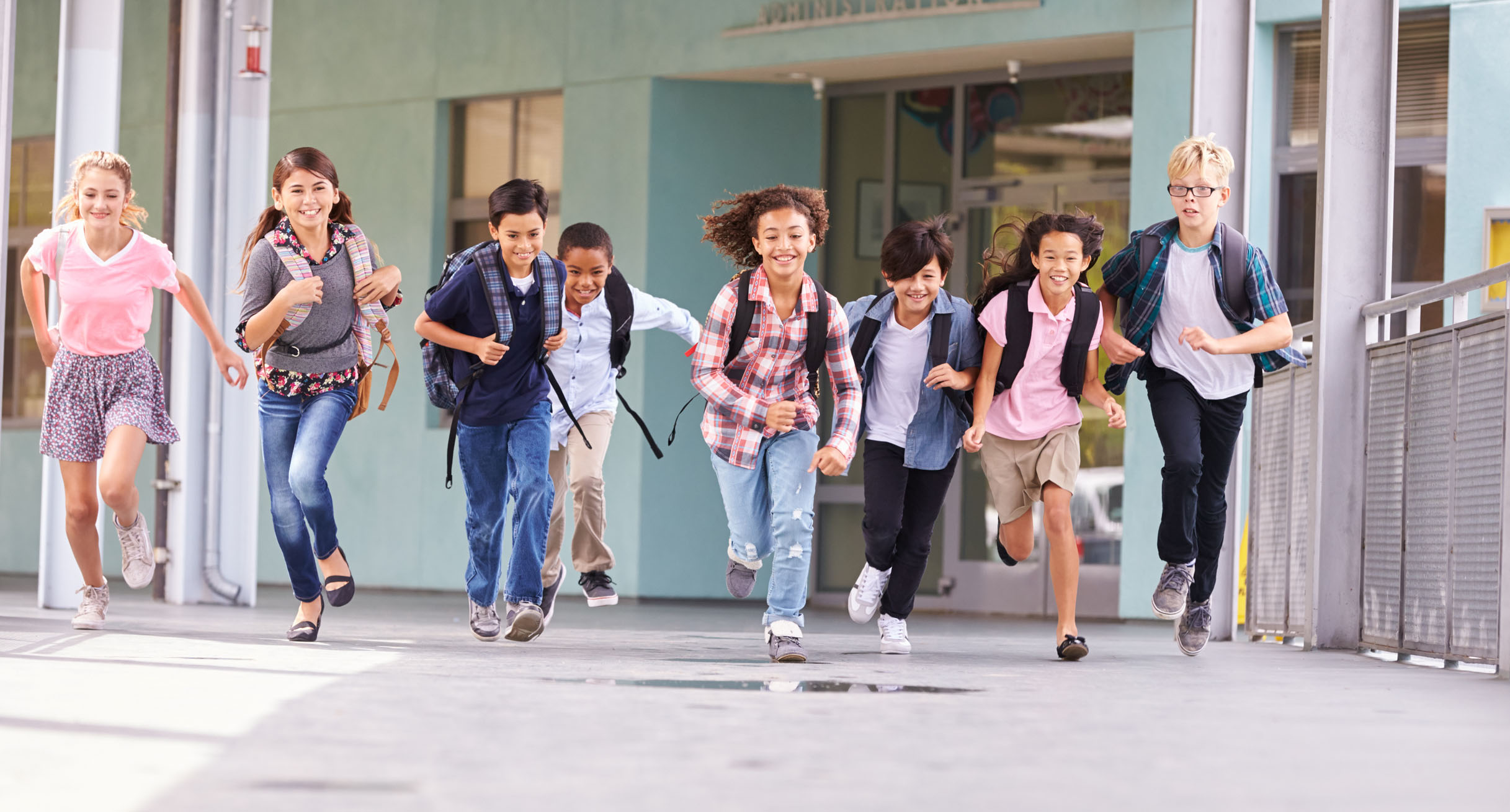 Kinder rennen durch den Flur einer Schule