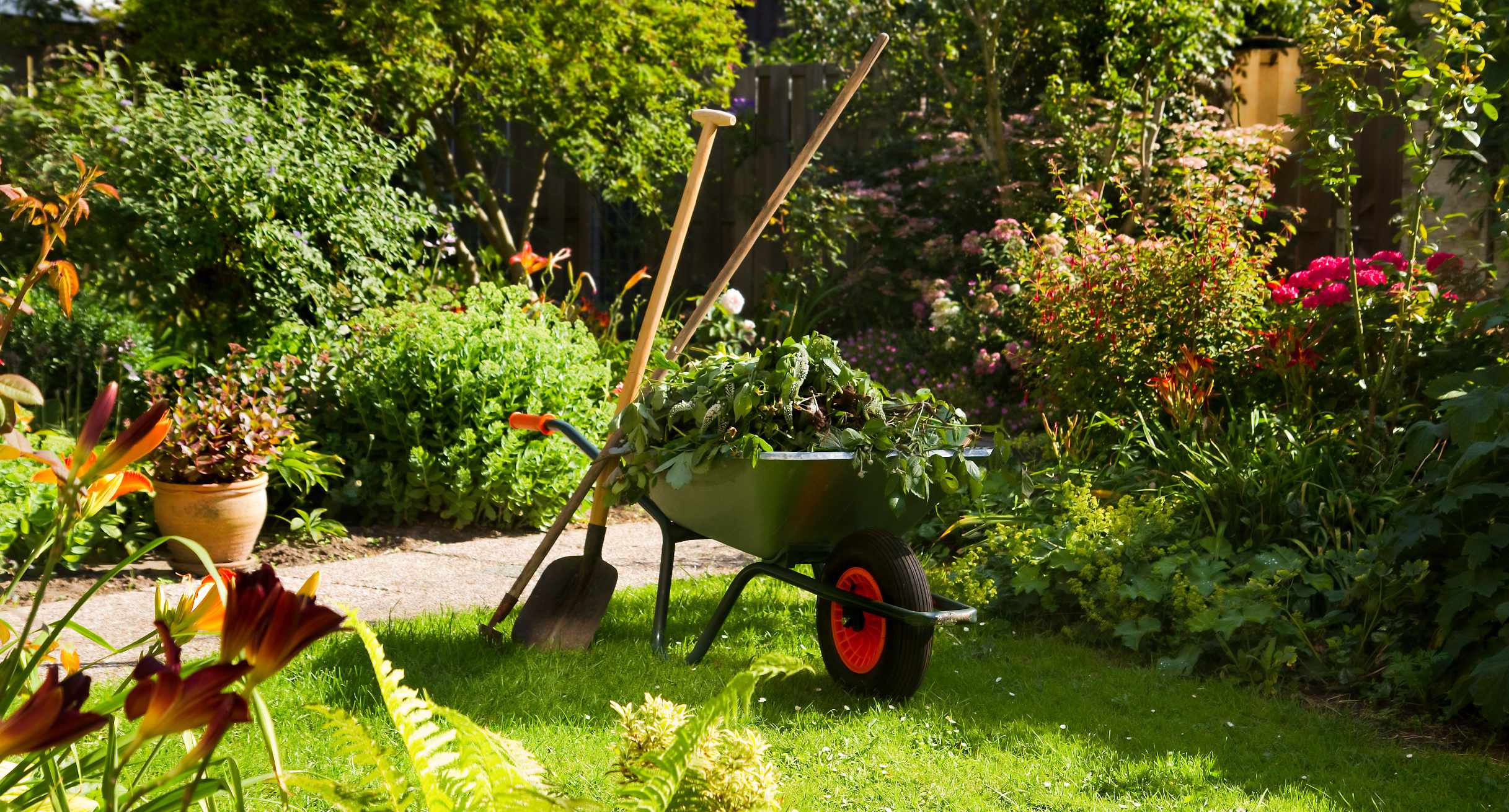 Schubkarre steht im Garten