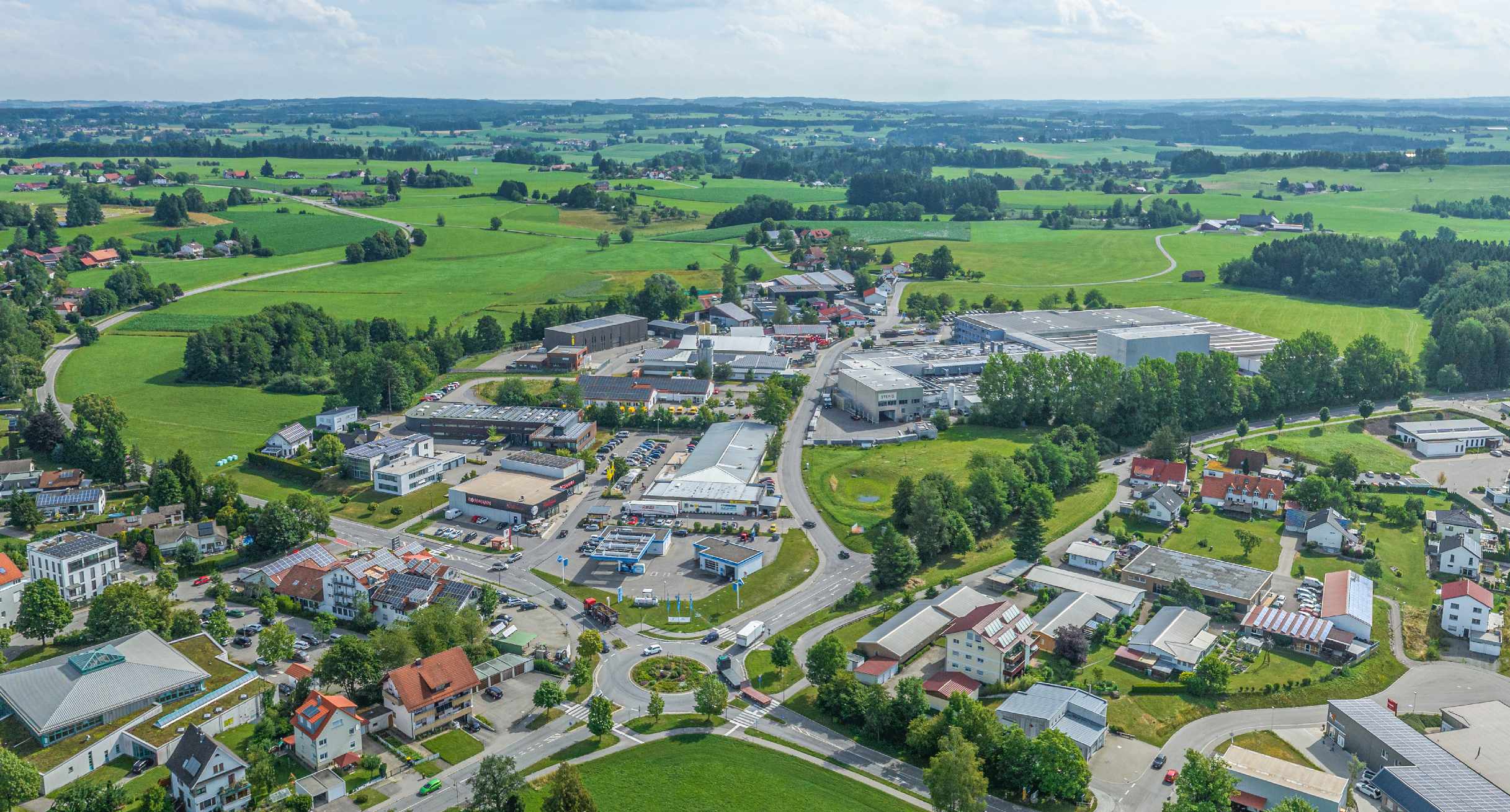 Die Gemeinde Vogt in Oberschwaben von oben mit Blick zum Gewerbegebiet