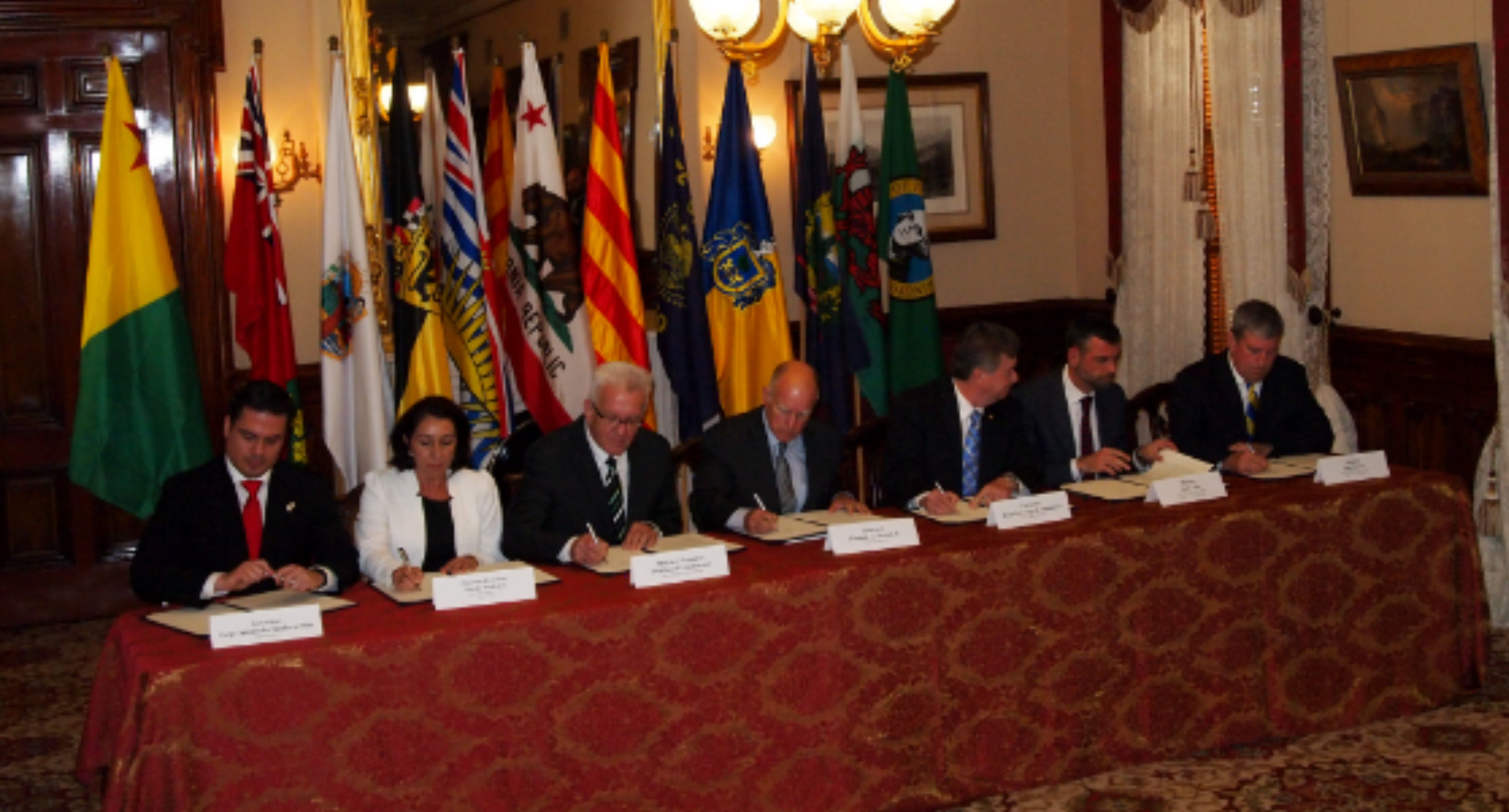Minister President Winfried Kretschmann (2nd from left), former Governor Jerry Brown (3rd from left) and ten other heads of government are the first members to sign the Under2 MOU in Sacramento and lay the foundation stone for the Under2 Coalition']