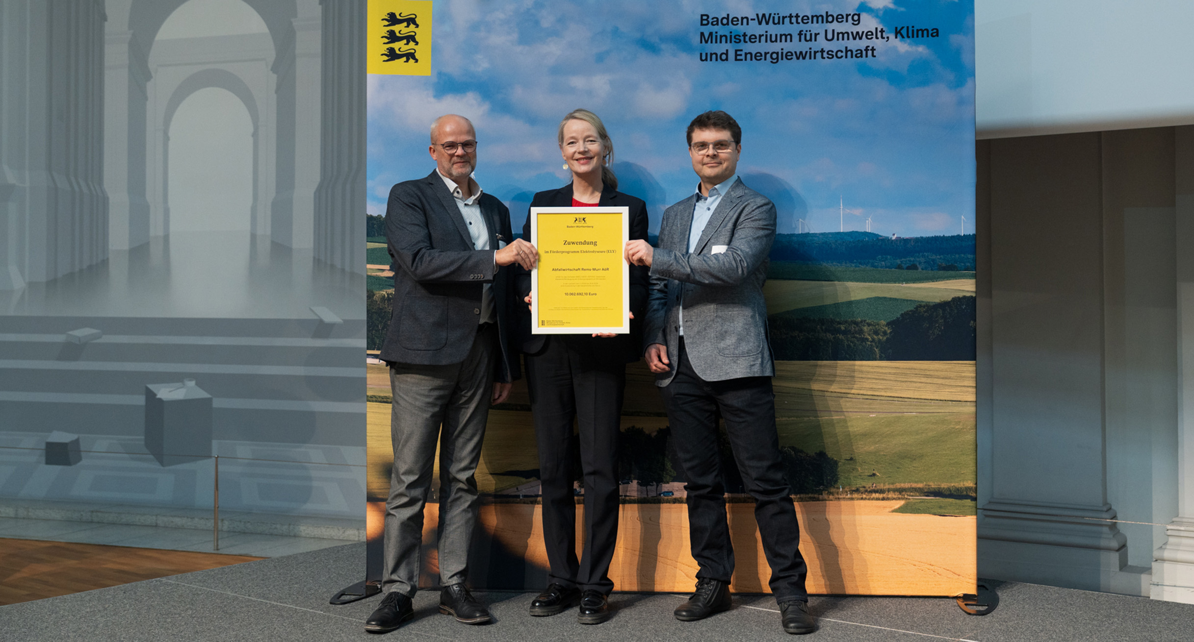 Ministerin Thekla Walker mit Vertretern der Abfallwirtschaft Rems-Murr A&ouml;R