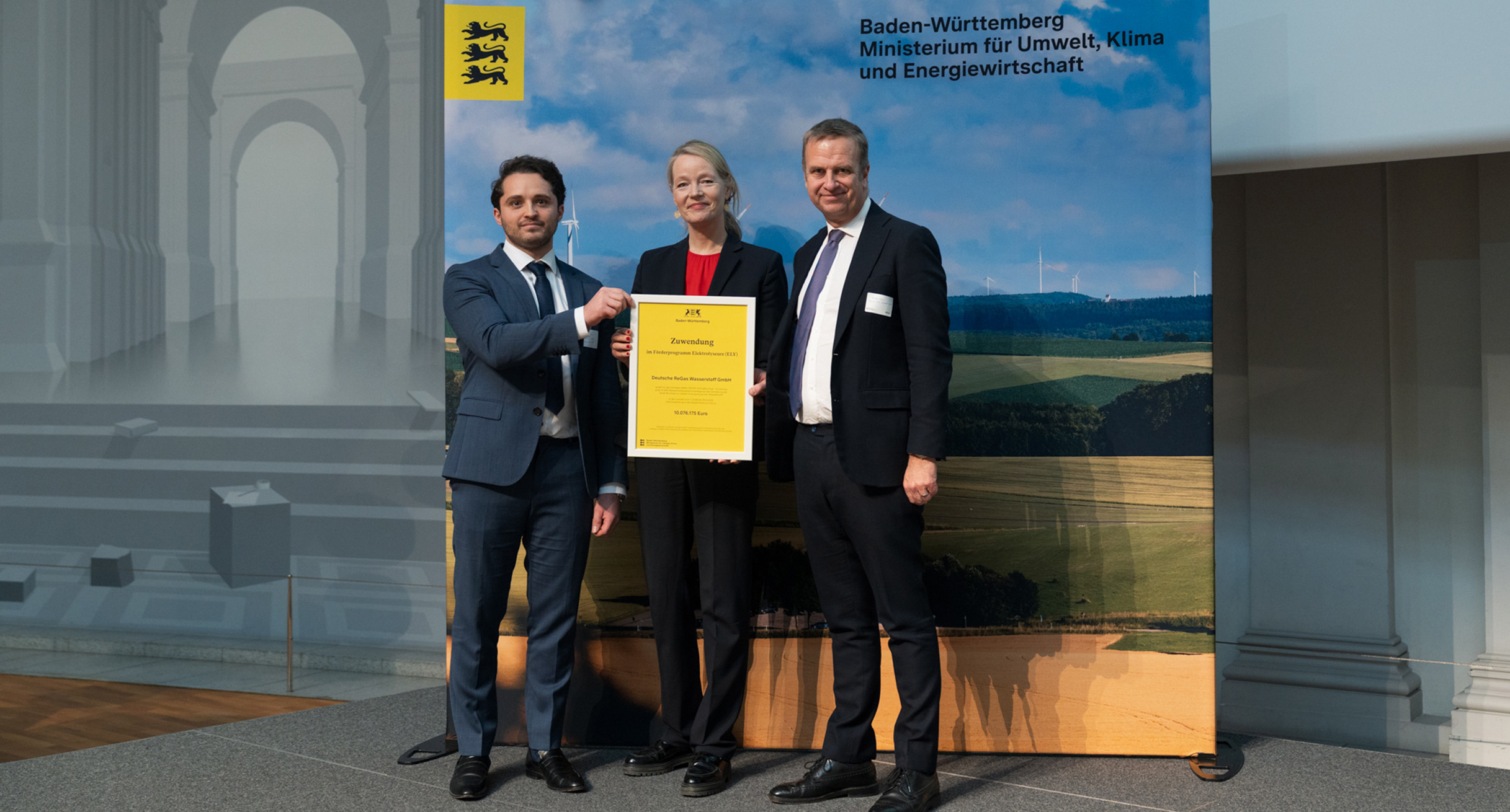 Ministerin Thekla Walker mit Vertretern der Deutsche ReGas Wasserstoff GmbH