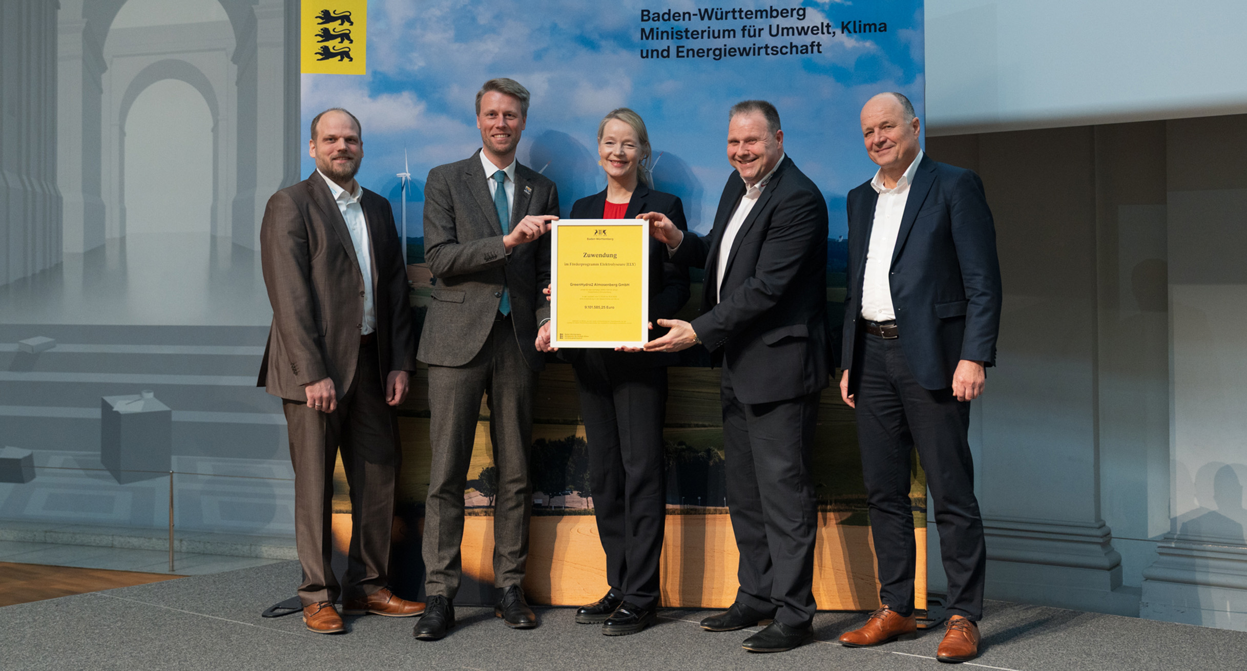 Ministerin Thekla Walker mit Vertretern der GreenHydro2 Almosenberg GmbH