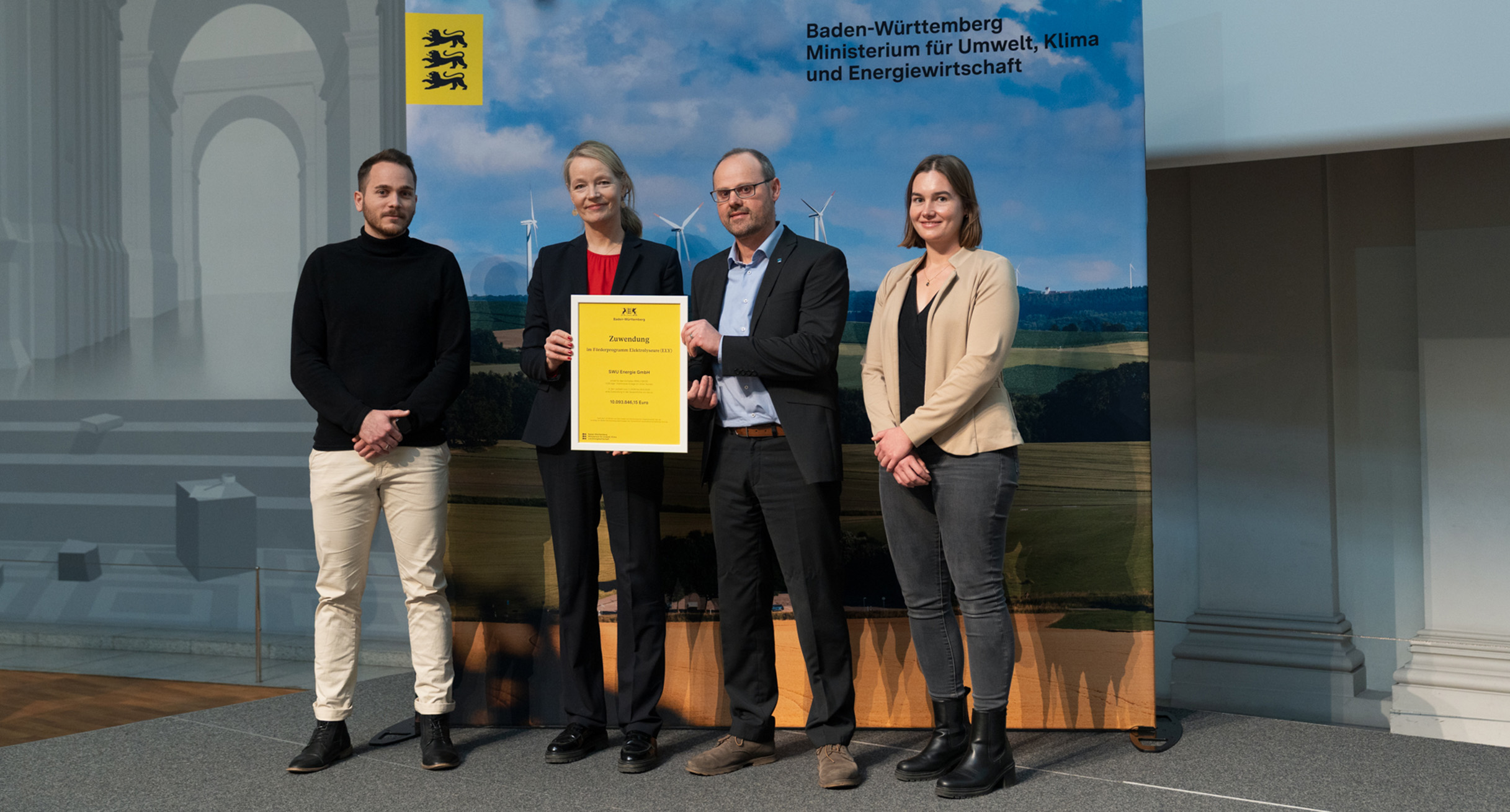 Ministerin Thekla Walker (zweite von links) mit Vertreterinnen und Vertretern der SWU Energie GmbH