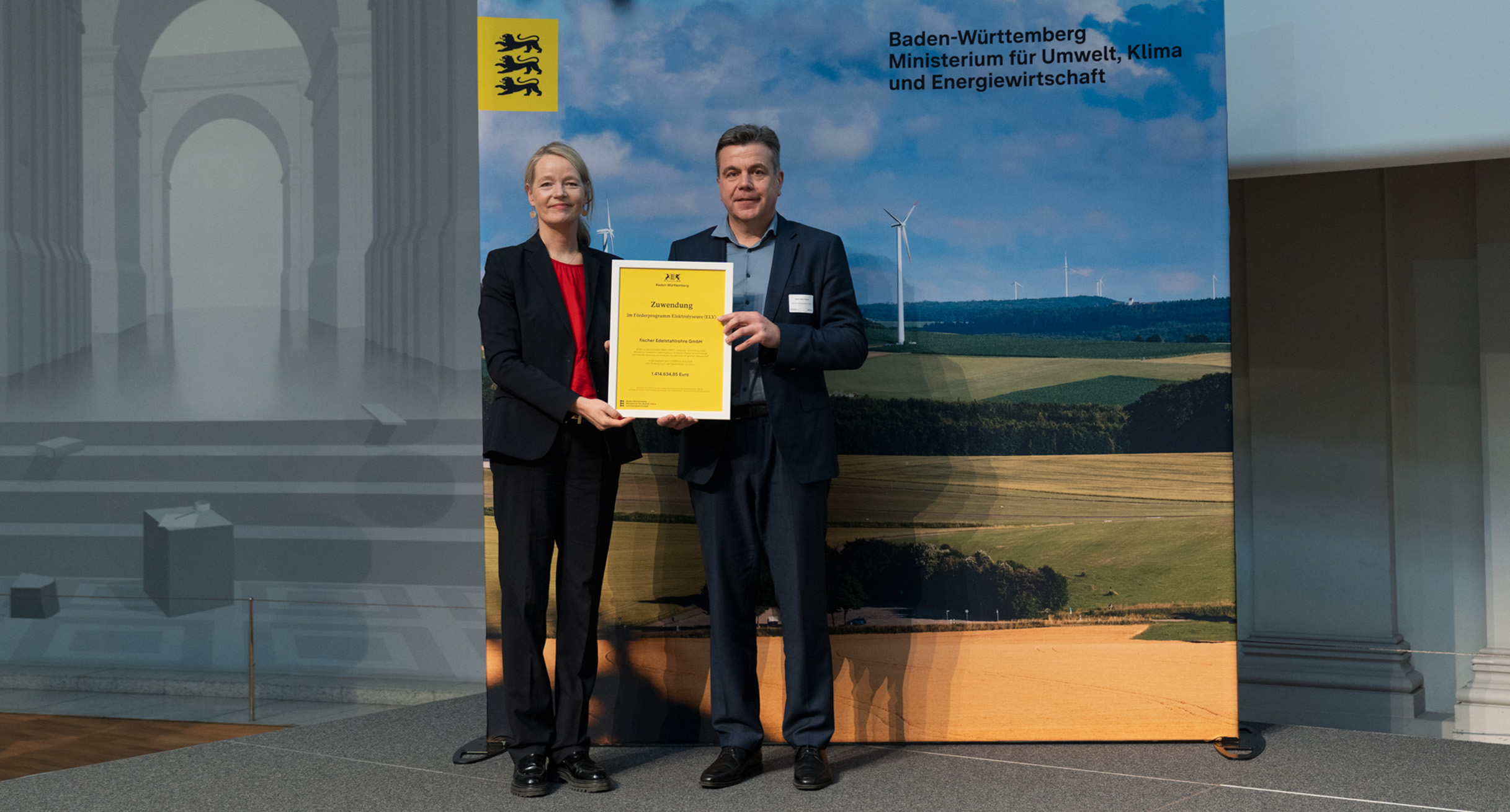 Ministerin Thekla Walker mit einem Vertretern der fischer Edelstahlrohre GmbH