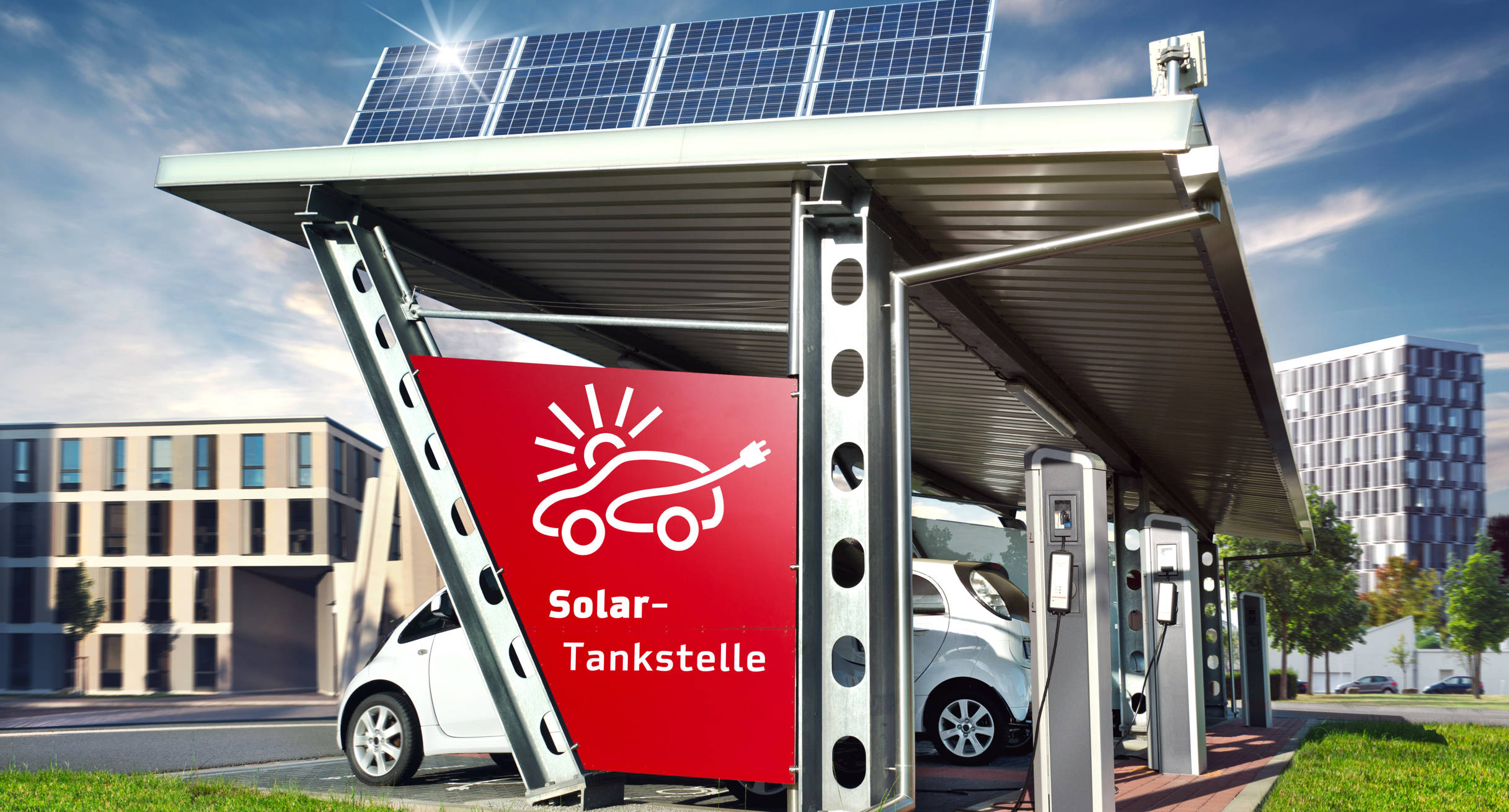 Solartankstelle Carport mit Elektroauto in Stadt