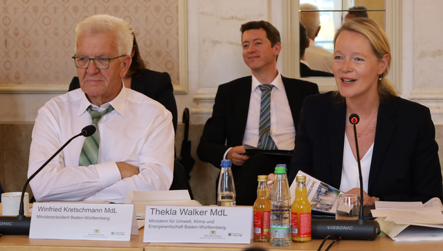 Ministerpräsident Winfried Kretschmann und Energieministerin Thekla Walker beim zweiten Spitzengespräch zur Wasserstoffinfrastruktur.