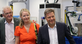 von links: Winfried Kretschmann, Ministerpr&auml;sident von Baden-W&uuml;rttemberg, Thekla Walker, Umweltministerin von Baden-W&uuml;rttemberg, Robert Habeck, Bundeswirtschafts- und Klimaschutzminister