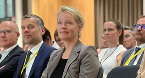 Von links nach rechts: Stig Aagaard, Seniorberater für Klima, Energie und Umwelt, Botschaft Dänemark, und Umweltministerin Thekla Walker beim Wärmegipfel