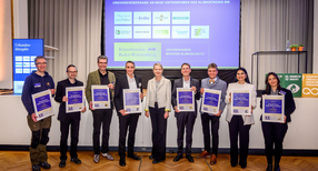 Umweltministerin Thekla Walker (Mitte) hei&szlig;t neue Klimab&uuml;ndnis-Unternehmen willkommen. Mit dabei Vertreterinnen und Vertreter der Unternehmen (von links): Alexander Eckstein (Eugen Hackenschuh e. K.), Philipp Tiefenbach (Dorfb&auml;ckerei Tiefenbach), Stefan Lohnert (Landesmesse Stuttgart GmbH), Hans J&uuml;rgen Kalmbach (Hansgrohe SE), Dr. Hannes Spieth (Umwelttechnik BW GmbH), J&uuml;rgen Junker (Mott Mobile System GmbH & Co. KG), Diana Alam (HUGO BOSS AG) und Ina Borkenfeld (Heidelberg Materials AG)