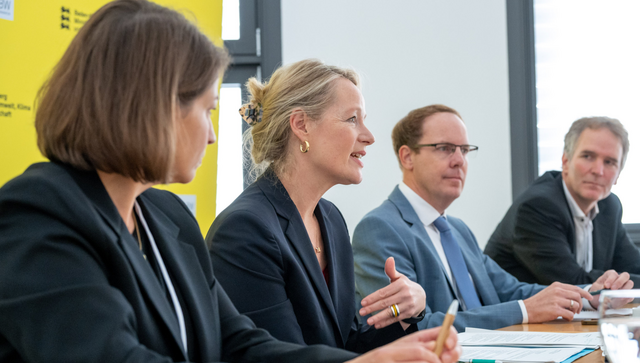 Teilnehmende der Pressekonferenz beim 2. W&auml;rmegipfel (von links nach rechts): Dr. Susanne Nusser, stv. Hauptgesch&auml;ftsf&uuml;hrerin St&auml;dtetag Baden-W&uuml;rttemberg, Umweltministerin Thekla Walker, Patrick Holl, erster Beigeordneter Gemeindetag Baden-W&uuml;rttemberg, Prof. Dr. Martin Pehnt, wissenschaftlicher Gesch&auml;ftsf&uuml;hrer und Vorstand ifeu