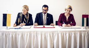 Baden-W&uuml;rttemberg und die Vereinigten Arabischen Emirate vereinbaren Zusammenarbeit in Energie- und Wirtschaftsfragen (von links): Energieministerin Thekla Walker, Minister f&uuml;r Industrie und Fortschrittstechnologien der Vereinigten Arabischen Emirate (VAE), Dr. Sultan Ahmed al Jaber, und Wirtschaftsministerin Dr. Nicole Hoffmeister-Kraut