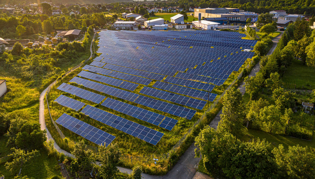 Freiflächen-Photovoltaik-Anlage im Solarpark Kuchen
