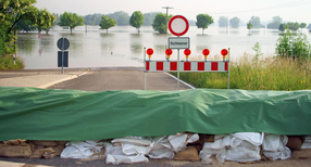 Hochwasserdamm aus Sands&auml;cken