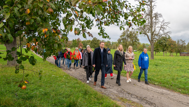 Umweltministerin Thekla Walker besucht den Streuobst-Info-Pfad in Waldenbuch.