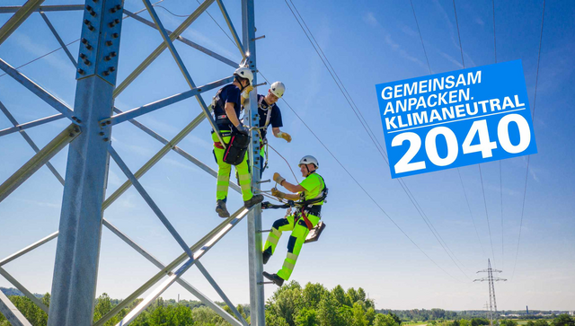 Mastkletterer auf Strommast