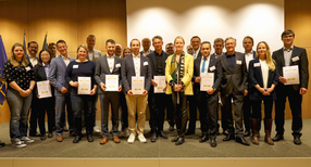 Stellvertreterinnen und Stellvertreter der acht gef&ouml;rderten Wasserstoffprojekte erhalten Zuwendungsvertr&auml;ge von Energieministerin Thekla Walker