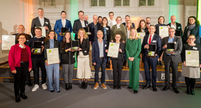 Umweltministerin Thekla Walker  (vorne vierte von rechts) mit den Preistr&auml;gerinnen und Preistr&auml;gern des Umweltpreis f&uuml;r Unternehmen 2022