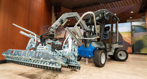 Pflaster-Verlegemaschine VM-301-GREENLINE der Firma Probst auf dem Umwelttechnikpreis 2021.